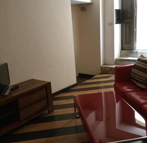 이코노미 트리플 룸, La Portella