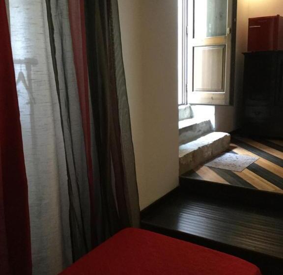 이코노미 트리플 룸, La Portella