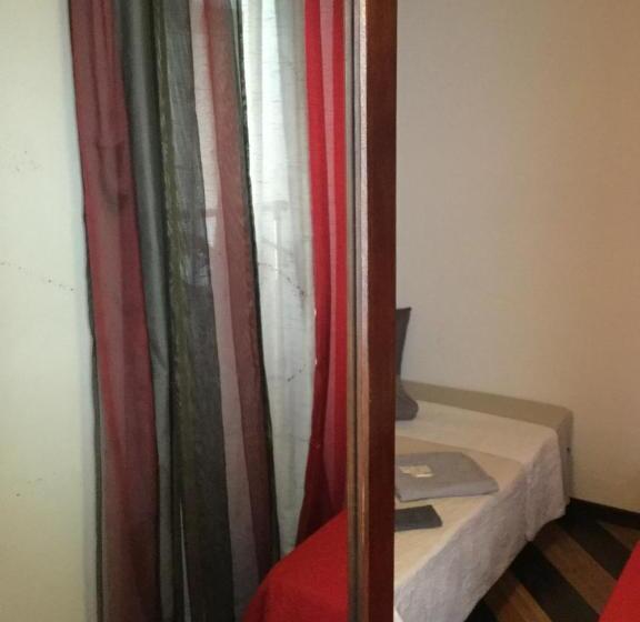 이코노미 트리플 룸, La Portella