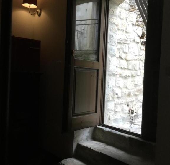 이코노미 트리플 룸, La Portella