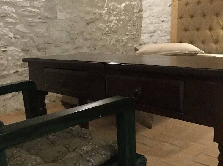 이코노미 트리플 룸, La Portella