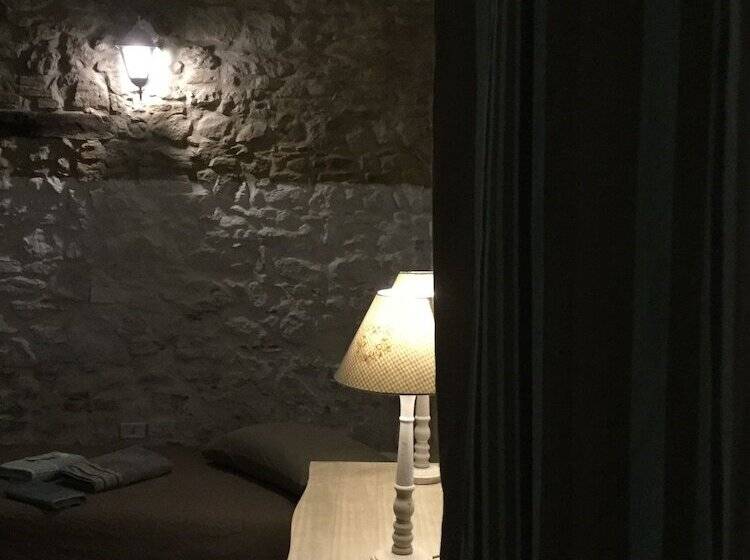 이코노미 트리플 룸, La Portella