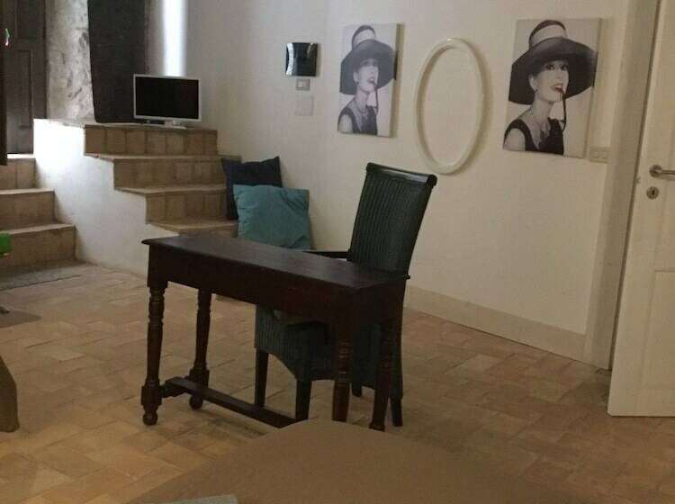 이코노미 트리플 룸, La Portella