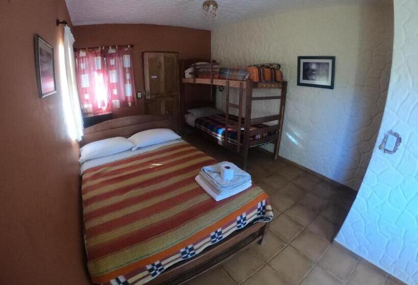 اتاق استاندارد چهارنفره با بالکن, Andoriña Hostal Bed & Breakfast