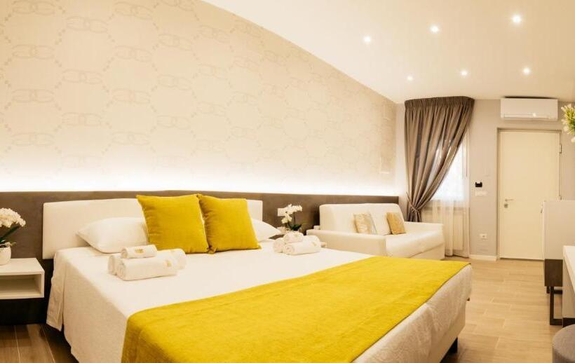 Четырехместный Номер Deluxe, Golden Residence