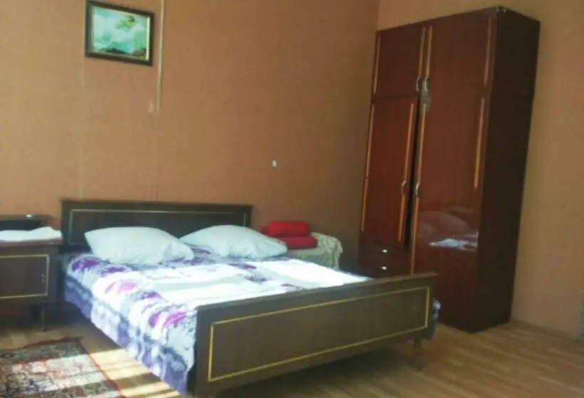 اتاق خانوادگی با چشمانداز کوه, Guest House Knarik