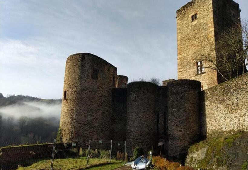 套房配有游泳池, Chambre D'hôtes Au Château De Belcastel