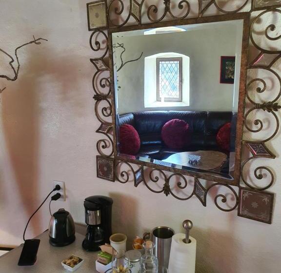 套房配有游泳池, Chambre D'hôtes Au Château De Belcastel