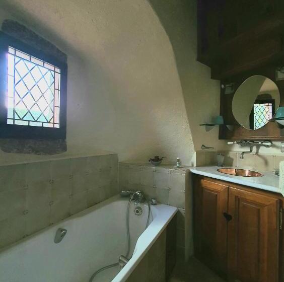 套房配有游泳池, Chambre D'hôtes Au Château De Belcastel