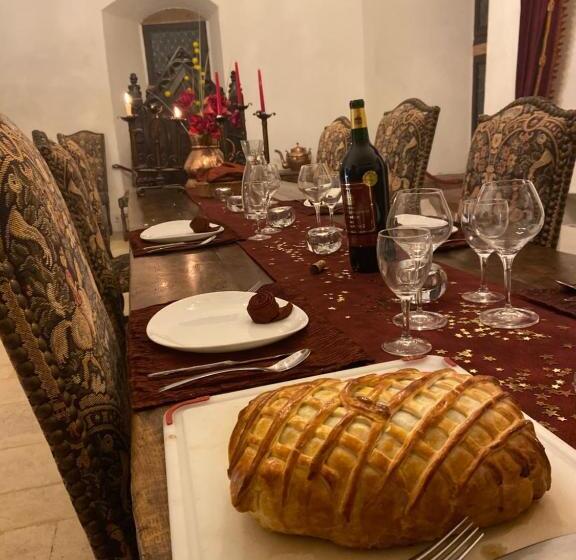 套房配有游泳池, Chambre D'hôtes Au Château De Belcastel