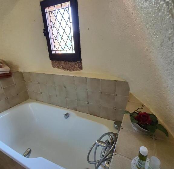 套房配有游泳池, Chambre D'hôtes Au Château De Belcastel