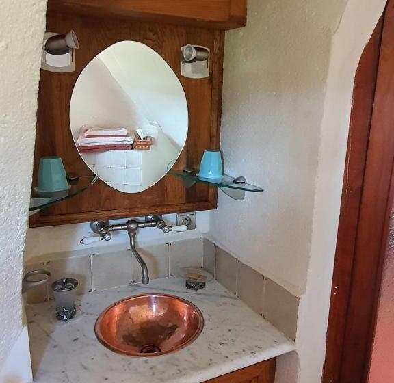 套房配有游泳池, Chambre D'hôtes Au Château De Belcastel