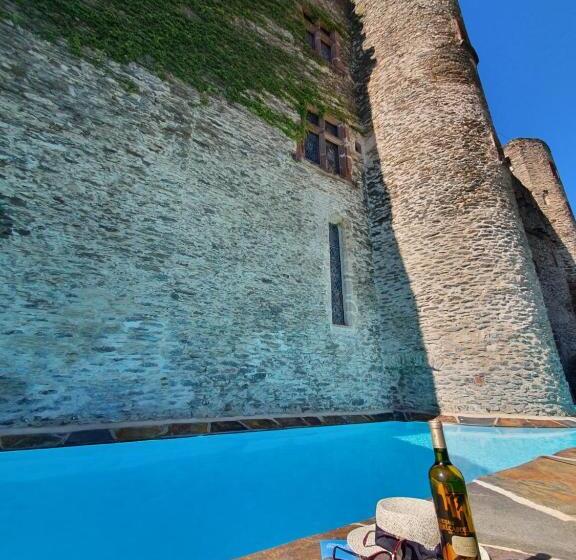 套房配有游泳池, Chambre D'hôtes Au Château De Belcastel