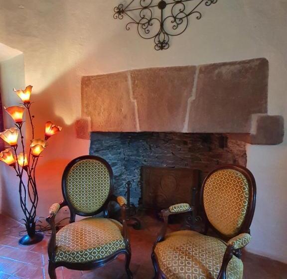 套房配有游泳池, Chambre D'hôtes Au Château De Belcastel