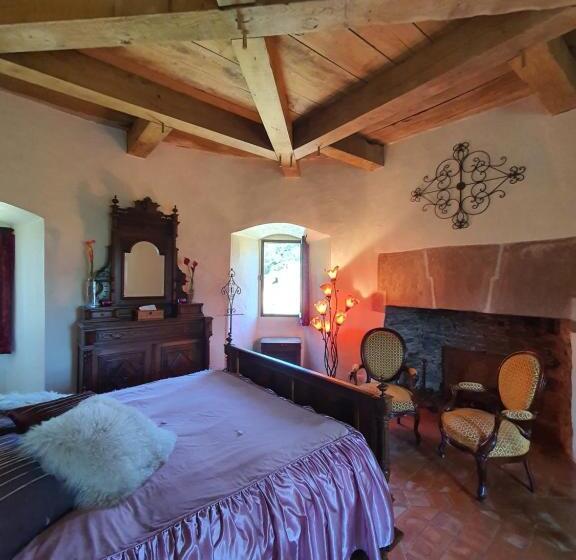 套房配有游泳池, Chambre D'hôtes Au Château De Belcastel