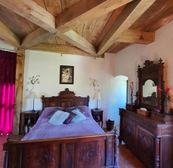 套房配有游泳池, Chambre D'hôtes Au Château De Belcastel