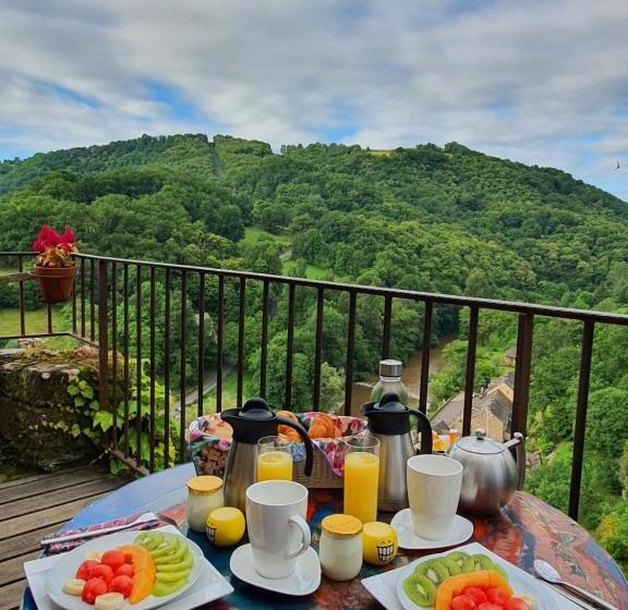 套房配有游泳池, Chambre D'hôtes Au Château De Belcastel