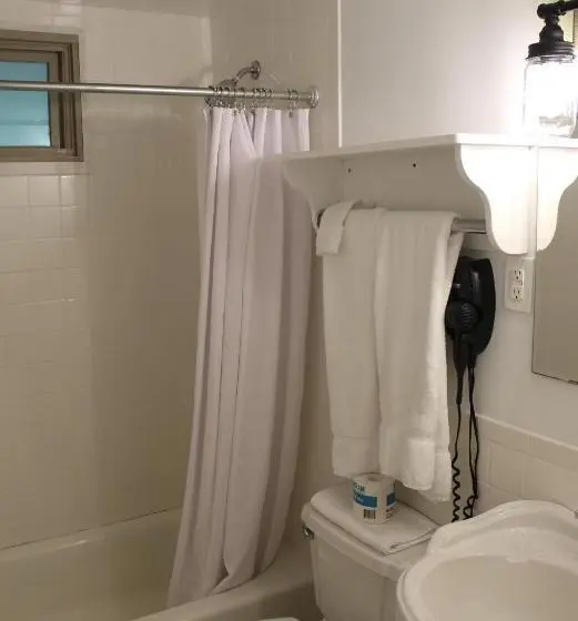 デラックススイート, Catskill Seasons Inn