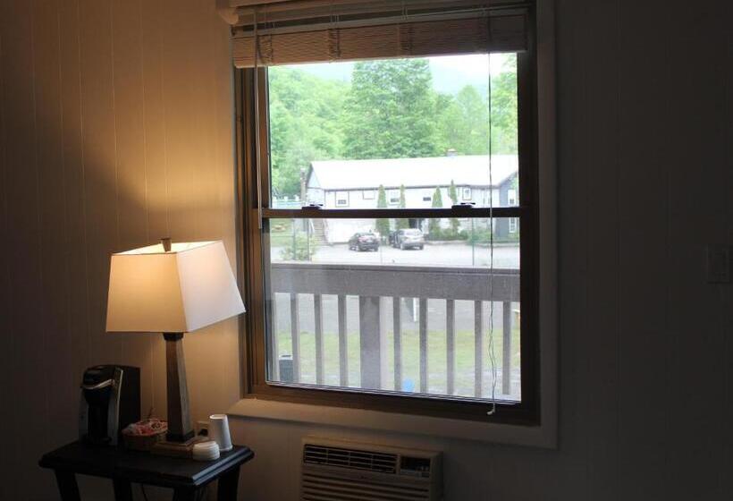 חדר סטנדרט עם מרפסת, Catskill Seasons Inn