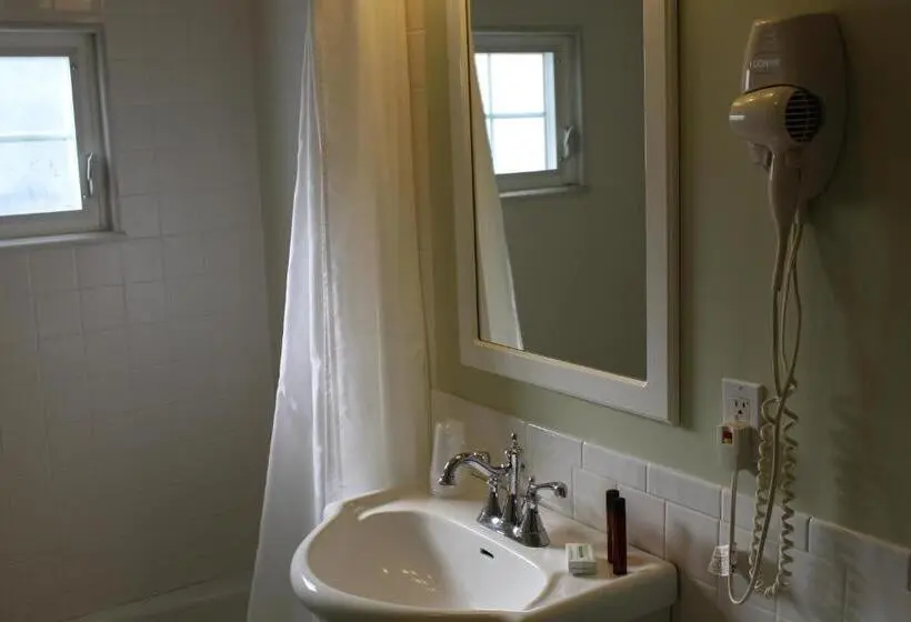 デラックストリプルルーム, Catskill Seasons Inn