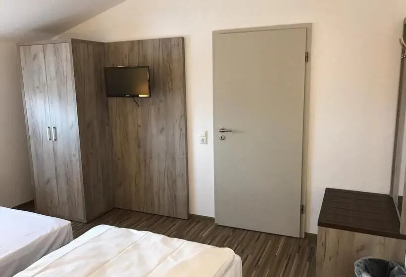Standard Room, Hellwege