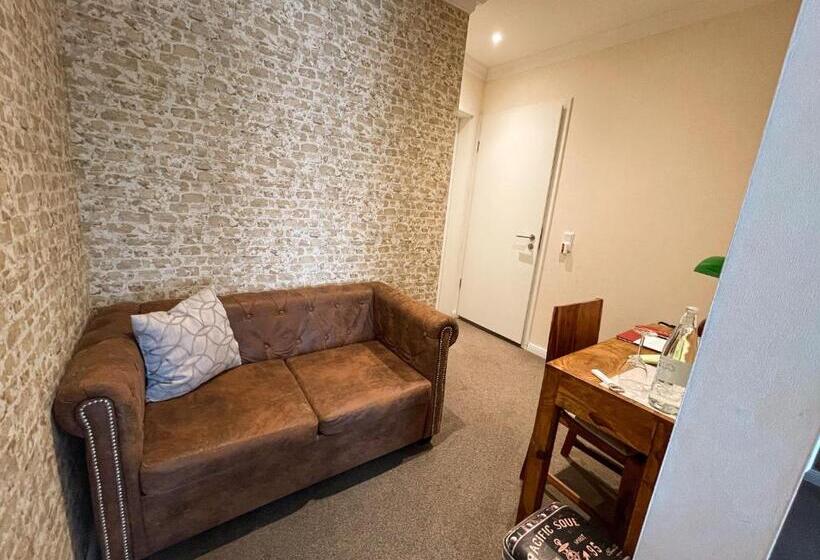 豪华套房, Ribecca