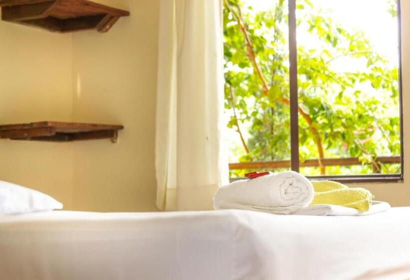 חדר סטנדרט לשלושה, Nuevo Oeste