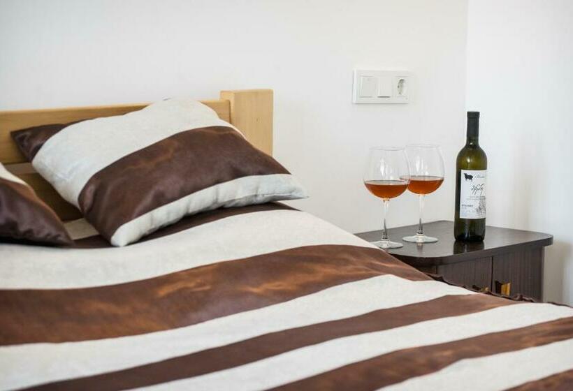 اتاق استاندارد با چشمانداز کوهستان, Chateau Napareuli