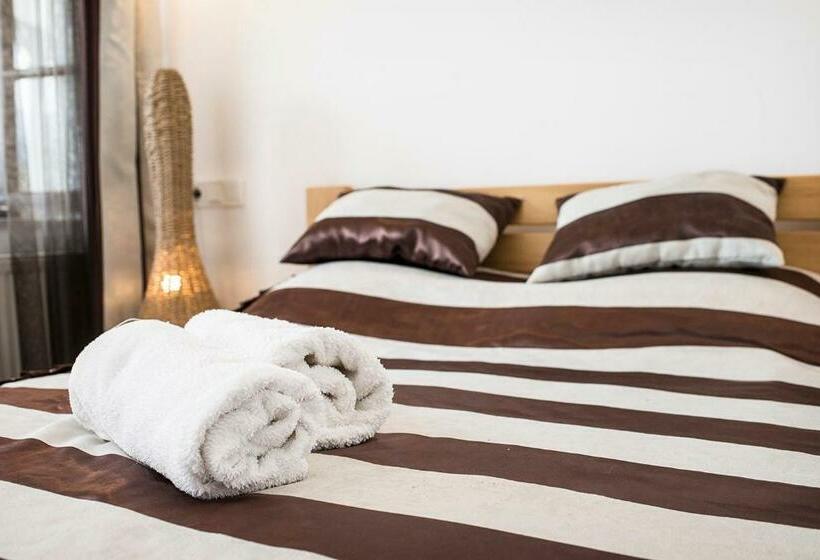 اتاق استاندارد با چشمانداز کوهستان, Chateau Napareuli