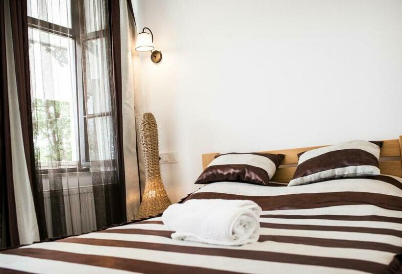 اتاق استاندارد با چشمانداز کوهستان, Chateau Napareuli