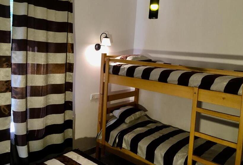 اتاق خانوادگی با چشمانداز باغ, Chateau Napareuli