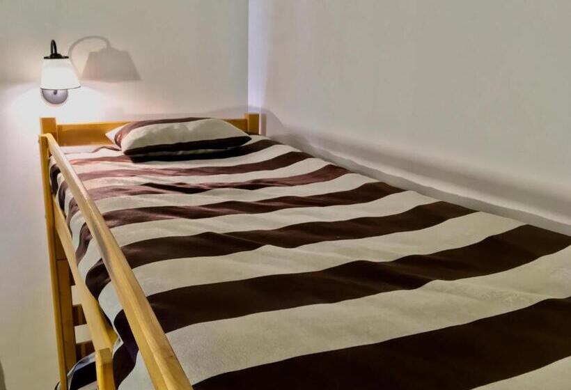 اتاق خانوادگی با چشمانداز باغ, Chateau Napareuli