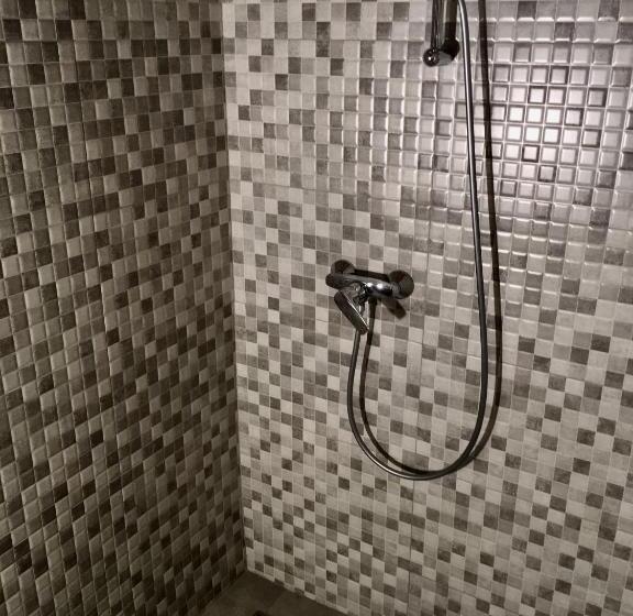 اتاق خانوادگی با چشمانداز باغ, Chateau Napareuli