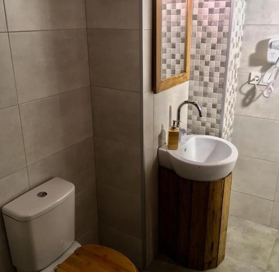 اتاق خانوادگی با چشمانداز باغ, Chateau Napareuli