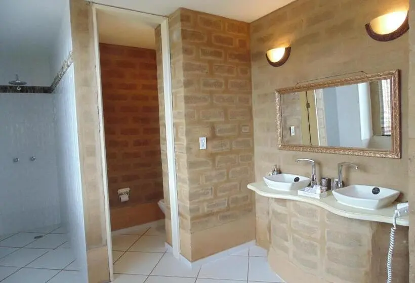 Standard Neljän Hengen Huone Parveke, Bella Tierra Hotel Boutique