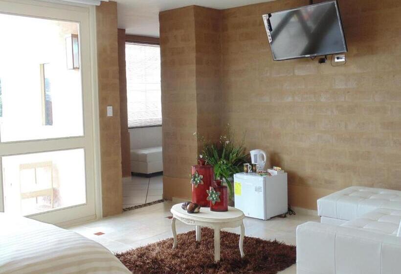 Четырехместный Номер Стандарт с Балконом, Bella Tierra Hotel Boutique