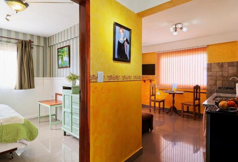 سوئیت جونیور با چشمانداز کوهستان, La Vida Es Bella