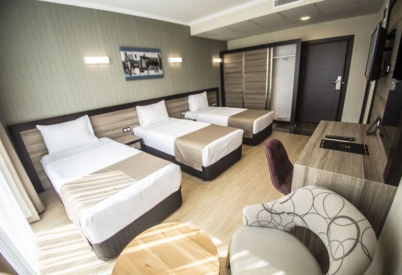 غرفة قياسية ثلاثية, The Corner