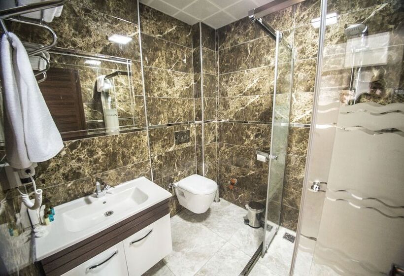 غرفة قياسية ثلاثية, The Corner