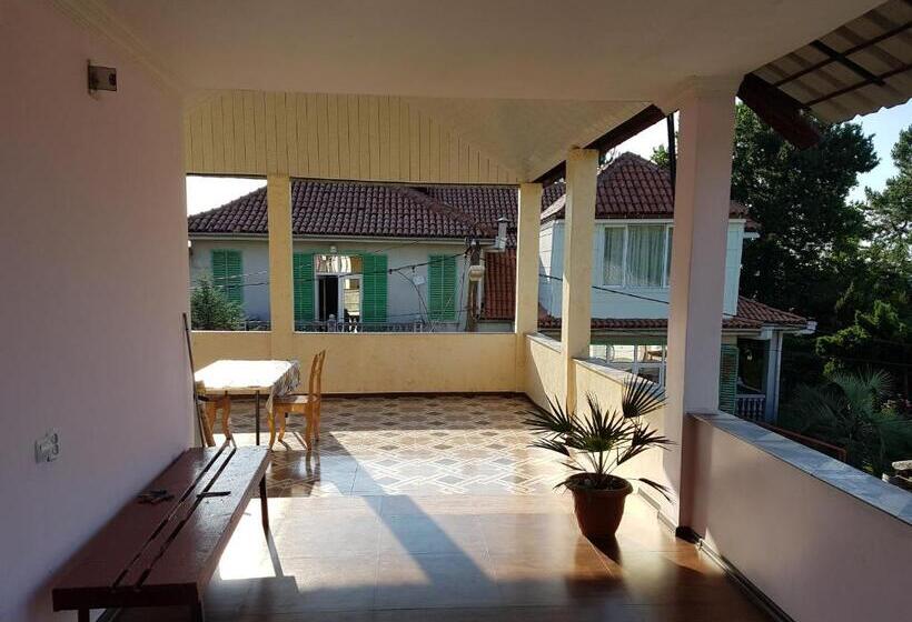 اتاق استاندارد سه نفره, Gios Guest House