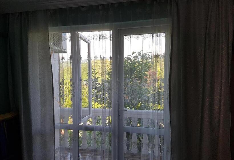 اتاق استاندارد سه نفره, Gios Guest House