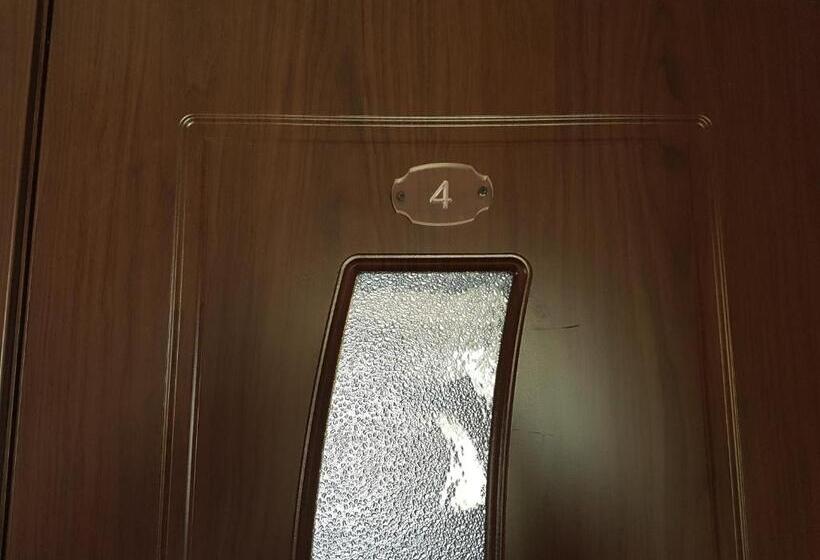 اتاق کلاسیک چهارنفره, Gios Guest House