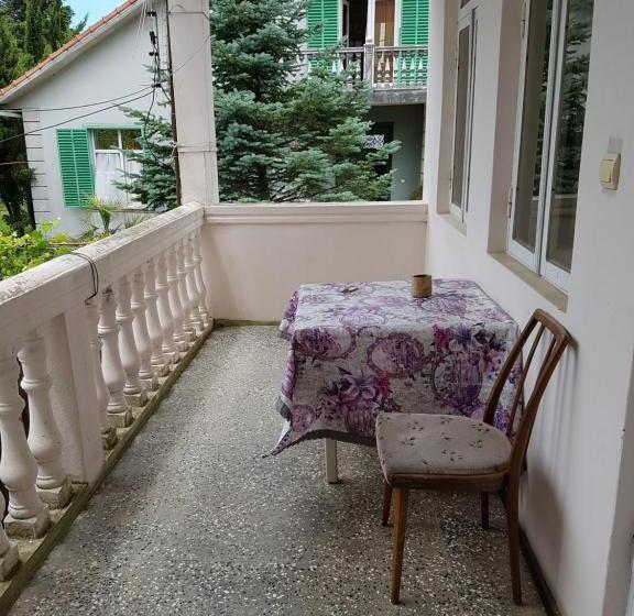 اتاق ساده سه‌ نفره, Gios Guest House