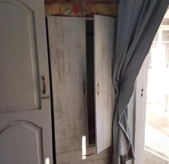 اتاق ساده سه نفره, Gios Guest House