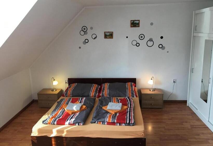 Апартаменты 3 Спальни, Penzión Bernáth