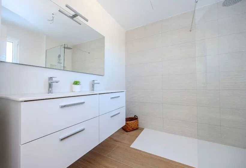 Villa, 3 Makuuhuonetta ja Merinäköala, Serena Del Mar By Livvo