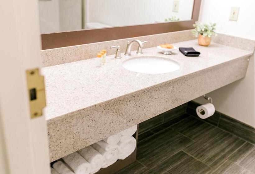 标准间, James F. Martin Inn