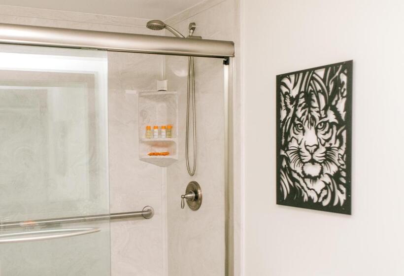 スイート, James F. Martin Inn