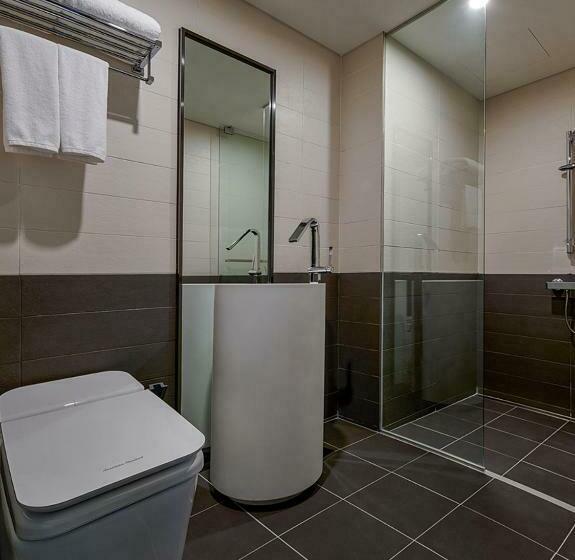 带2个卧室的套房, Alice And Trunk