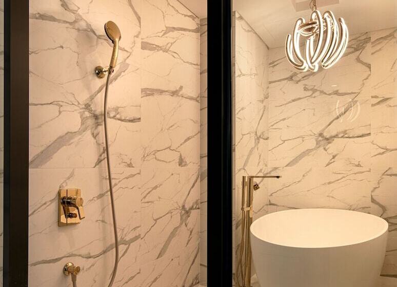 套房, Alice And Trunk